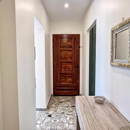 Henri Camille Real Estate -victoire - One Bedroom Sea View ホテル
